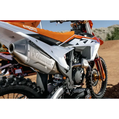 Linia de Evoluție Akrapovic KTM SX-F450 23-26; Husqvarna FC450 23-26; Gas Gas MC450 24-25 Linia de Evoluție Akrapovic KTM SX-F450 23-26; Husqvarna FC450 23-26; Gas Gas MC450 24-25