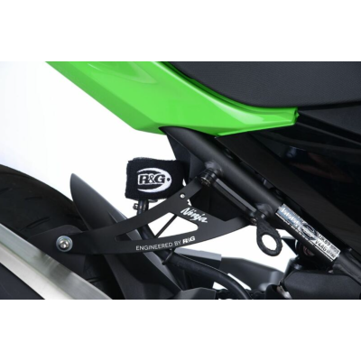 Suport pentru generare R&G RACING Plăci de acoperire pentru suporturile de picior spate Negru Kawasaki Ninja 400 23-24