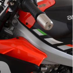 Balansori pentru ghidon R&G RACING Bar-End Protectors Aprilia Tuono 660 22-24 Balansori pentru ghidon R&G RACING Bar-End Protectors Aprilia Tuono 660 22-24