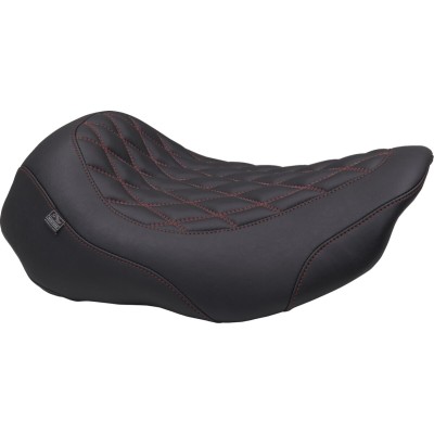Șa largă Tripper - Solo - cusături de cireș închis MUSTANG SEATS 88503DC Șa largă Tripper - Solo - cusături de cireș închis MUSTANG SEATS 88503DC