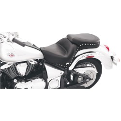 Șa unică wide touring 2-up cu capse și conchos MUSTANG SEATS 76126 Șa unică wide touring 2-up cu capse și conchos MUSTANG SEATS 76126