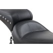 Șa dintr-o bucată 2-up simplă cu capse și conchos MUSTANG SEATS 75302 Șa dintr-o bucată 2-up simplă cu capse și conchos MUSTANG SEATS 75302 thumb