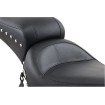 Șa dintr-o bucată 2-up simplă cu capse și conchos MUSTANG SEATS 75302 Șa dintr-o bucată 2-up simplă cu capse și conchos MUSTANG SEATS 75302 thumb