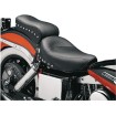 Șa dintr-o bucată 2-up simplă cu capse și conchos MUSTANG SEATS 75302 Șa dintr-o bucată 2-up simplă cu capse și conchos MUSTANG SEATS 75302 thumb