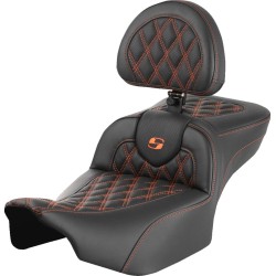 Șa RoadSofa - cu spătar - cusătură tip grilă - cusătură portocalie - extinsă SADDLEMEN 823-07-184B3 Șa RoadSofa - cu spătar - cusătură tip grilă - cusătură portocalie - extinsă SADDLEMEN 823-07-184B3