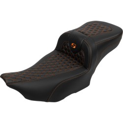 Șa RoadSofa - cu spătar - cusătură portocalie - extinsă SADDLEMEN 823-07-190B3 Șa RoadSofa - cu spătar - cusătură portocalie - extinsă SADDLEMEN 823-07-190B3