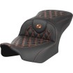 Șa RoadSofa - fără spătar - carbon - cusătură portocalie SADDLEMEN 823-07-20603 Șa RoadSofa - fără spătar - carbon - cusătură portocalie SADDLEMEN 823-07-20603 thumb