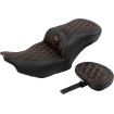 Șa RoadSofa - cu spătar - carbon - cusătură portocalie SADDLEMEN 823-07-206B3 Șa RoadSofa - cu spătar - carbon - cusătură portocalie SADDLEMEN 823-07-206B3 thumb