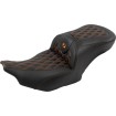 Șa RoadSofa - cu spătar - carbon - cusătură portocalie SADDLEMEN 823-07-206B3 Șa RoadSofa - cu spătar - carbon - cusătură portocalie SADDLEMEN 823-07-206B3 thumb
