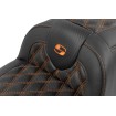 Șa RoadSofa - cu spătar - carbon - cusătură portocalie SADDLEMEN 823-07-206B3 Șa RoadSofa - cu spătar - carbon - cusătură portocalie SADDLEMEN 823-07-206B3 thumb