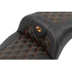 Șa RoadSofa - fără spătar - carbon - cusătură portocalie - extinsă SADDLEMEN 823-07-20703 Șa RoadSofa - fără spătar - carbon - cusătură portocalie - extinsă SADDLEMEN 823-07-20703 thumb