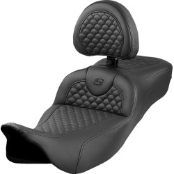 Șa Roadsofa Extended Reach - Dragon Scale Stitch - cusătură neagră - cu spătar SADDLEMEN 808-07B-209B0 Șa Roadsofa Extended Reach - Dragon Scale Stitch - cusătură neagră - cu spătar SADDLEMEN 808-07B-209B0