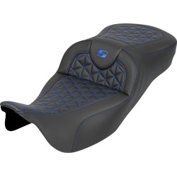 Șa RoadSofa Tri Gripper - acces extins - cusătură albastră - fără spătar SADDLEMEN 808-07B-21101 Șa RoadSofa Tri Gripper - acces extins - cusătură albastră - fără spătar SADDLEMEN 808-07B-21101