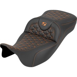 Șa RoadSofa Tri Gripper - rază extinsă - cusătură portocalie - fără spătar SADDLEMEN 808-07B-21103
