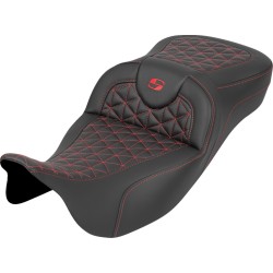 Șa RoadSofa Tri Gripper - extindere - cusătură roșie - fără spătar SADDLEMEN 808-07B-21104 Șa RoadSofa Tri Gripper - extindere - cusătură roșie - fără spătar SADDLEMEN 808-07B-21104