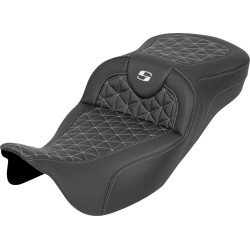 Șa RoadSofa Tri Gripper - rază extinsă - cusături argintii - fără spătar SADDLEMEN 808-07B-21105 Șa RoadSofa Tri Gripper - rază extinsă - cusături argintii - fără spătar SADDLEMEN 808-07B-21105