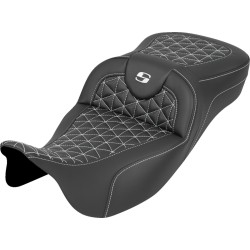 Șa RoadSofa Tri Gripper - rază extinsă - cusătură albă - fără spătar SADDLEMEN 808-07B-21106 Șa RoadSofa Tri Gripper - rază extinsă - cusătură albă - fără spătar SADDLEMEN 808-07B-21106