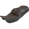Șa RoadSofa Tri Gripper - rază standard - cusătură portocalie - fără spătar SADDLEMEN 808-07B-21003