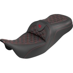 Șa RoadSofa Tri Gripper - rază standard - cusătură roșie - fără spătar SADDLEMEN 808-07B-21004 Șa RoadSofa Tri Gripper - rază standard - cusătură roșie - fără spătar SADDLEMEN 808-07B-21004