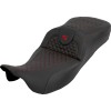 Șa cu rază extinsă RoadSofa - Dragon Scale - fără spătar - cusătură roșie - FLH/FLT '08-'25 SADDLEMEN 808-07B-20904