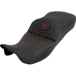 Șa cu rază extinsă RoadSofa - Dragon Scale - fără spătar - cusătură roșie - FLH/FLT '08-'25 SADDLEMEN 808-07B-20904