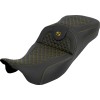 Șa cu rază extinsă RoadSofa - Dragon Scale - fără spătar - cusătură aurie - FLH/FLT '08-'25 SADDLEMEN 808-07B-20907