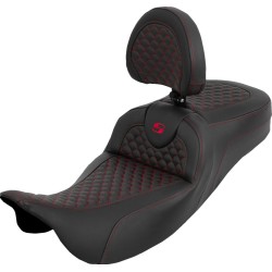 Șa cu rază extinsă Roadsofa - Dragon Scale - cusătură roșie - cu spătar - FLH/FLT '08-'25 SADDLEMEN 808-07B-209B4 Șa cu rază extinsă Roadsofa - Dragon Scale - cusătură roșie - cu spătar - FLH/FLT '08-'25 SADDLEMEN 808-07B-209B4