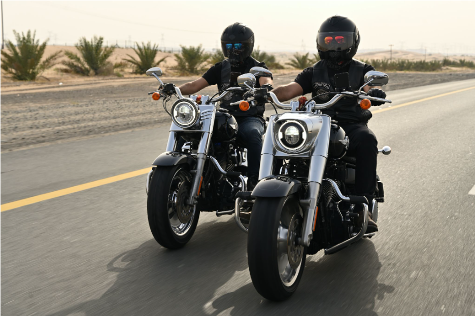 Doi motoristi in drum