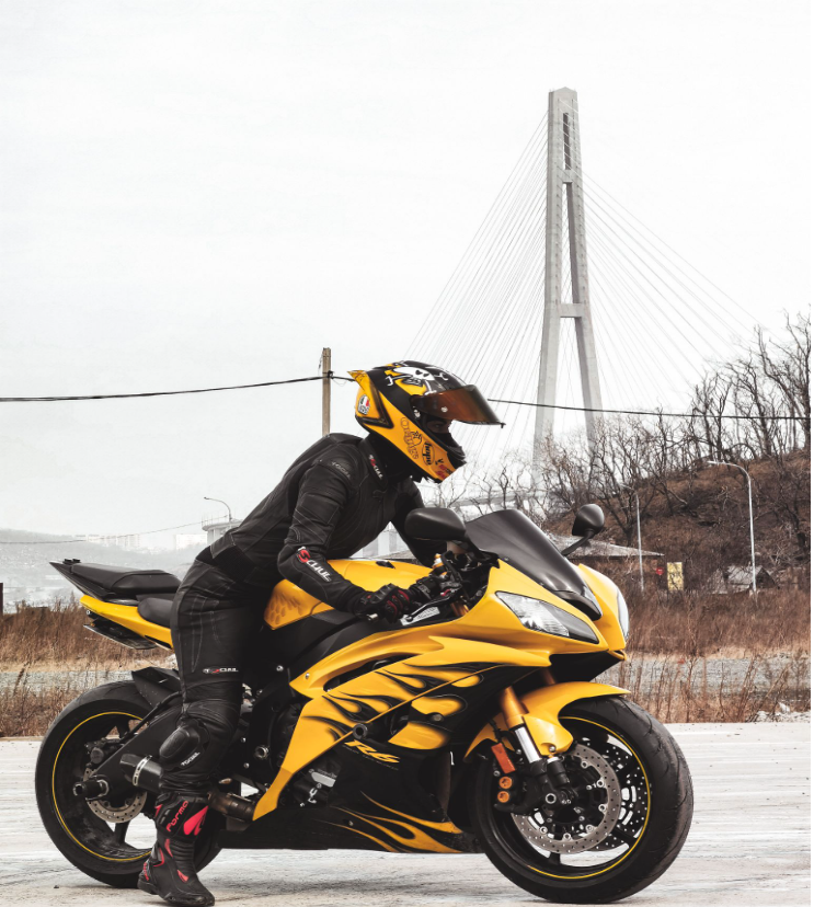 Pantaloni moto de piele sunt o alegere potrivita pentru motociclete de pista
